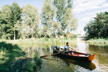 Obraz premium Handsome groom on the boat