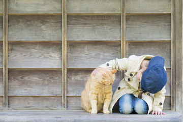 猫と遊ぶ女の子