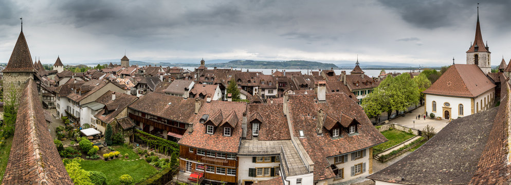 Ausblick auf die Altstadt von Murten mit Ringmauer