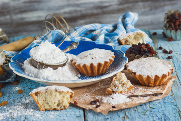 Cupcakes with raisins and sugar powder