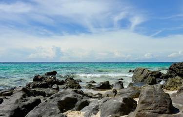 Fototapeta na wymiar Rocky beach and blue sea at koh khai island in satun thailand