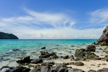 Fototapeta na wymiar Rocky beach and blue sea at koh khai island in satun thailand