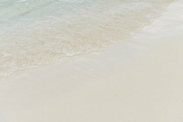 Fototapeta na wymiar Waves breaking on the white beautiful beach