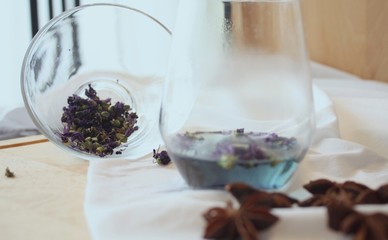 Vaso con infusión de malva, té herbal, especias.