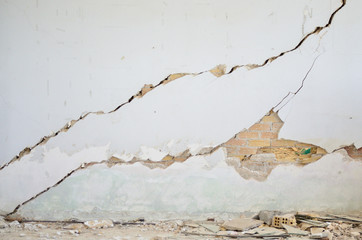 damage line on wall plaster