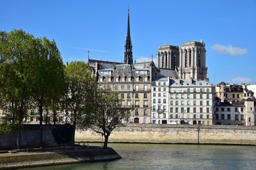 Obraz premium Quais de la Seine et tours de Notre-Dame à Paris, France