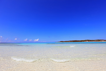 美しい沖縄のビーチと夏空
