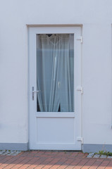 Weiße Haustür mit Glasscheibe