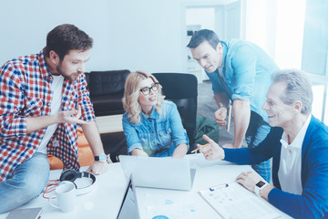 Obraz premium INvolved positive colleagues discussing project together