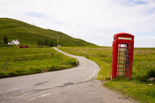 altes rotes Telefonhäuschen am Straßenrand auf der Isle of Skye, Schottland