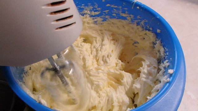 Mix the cream for the cake, Mixing cream,