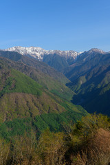 Fototapeta premium 長野 残雪期の南アルプス南部の眺め