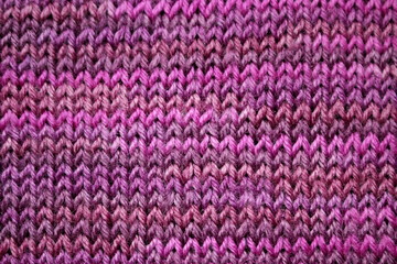 текстура вязаной ткани с полосатым рисунка , в сиреневых тонах        