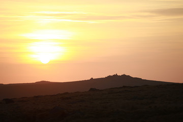 Sonnenuntergang bei verschleiertem Himmel