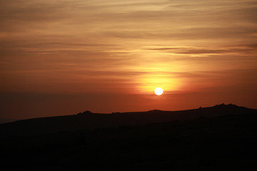 Sonnenuntergang bei verschleiertem Himmel
