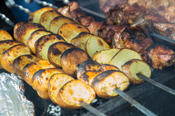 potato . Grilled potatoes in the open air 