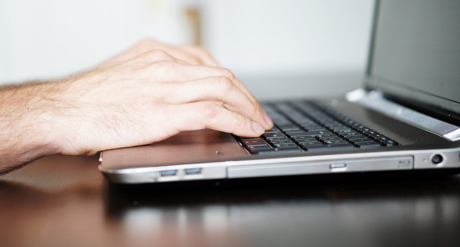Computerarbeit am Laptop auf Holzschreibtisch / Panorama