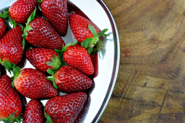 Obstkarte - Erdbeeren am Serviertablett mit Textfreiraum