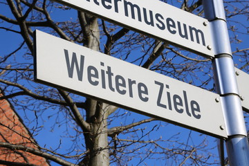 Weitere Ziele ( Straßenschild Uni Kiel)