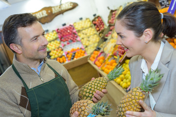 buying fresh pineapple