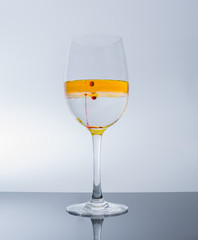 Glas mit Flüssigkeit und Farbe