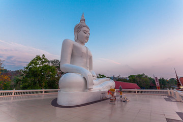 white statue buddha