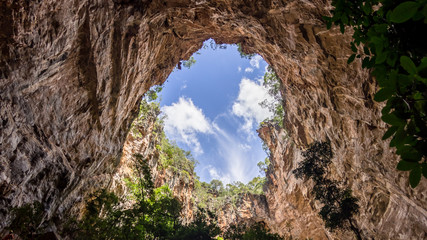 Buraco em uma caverna no formato de um coração