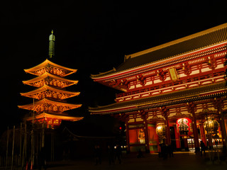夜の浅草寺の五重塔（東京）