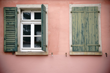 Fototapeta na wymiar Alte Fensterläden / Alte hölzerne und ausbleichende Fensterläden an einem nostalgischen Fenster.