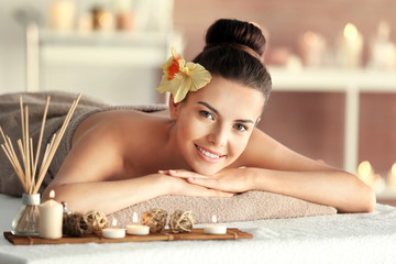Obraz na płótnie Canvas Beautiful woman lying on massage table in spa salon
