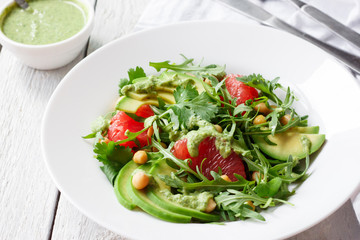Salad with avocado, grapefruit and chickpeas