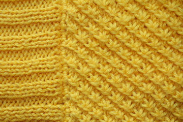 текстура вязаной ткани с полосатым рисункам, желтого цвета    