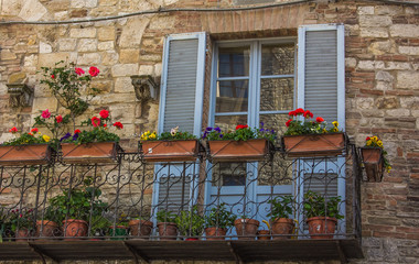 Fototapeta na wymiar Balcone fiorito nel centro storico di Todi