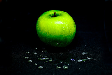 Pomme verte avec gouttes d'eau