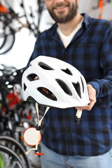 Kask rowerowy ochrona głowy podczas jazdy na rowerze.
Sprzedawca rowerów w salonie rowerowym...