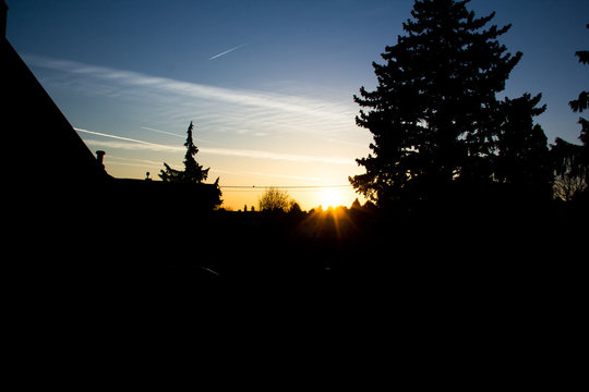 Sonneruntergang Mitten in der Stadt Stockerau