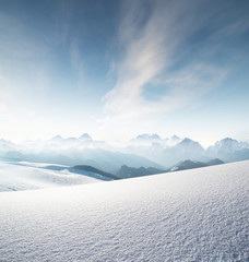 Fototapeta premium Wysokie pasmo górskie w czasie porannym. Piękny naturalny krajobraz