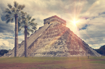 Fototapeta na wymiar Famous El Castillo pyramid (The Kukulkan Temple, feathered serpent pyramid) at Maya archaeological site of Chichen Itza in Yucatan, Mexico, retro effect