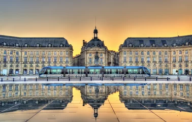Fotobehang Place de la Bourse weerkaatst op de waterspiegel in Bordeaux, Frankrijk © Leonid Andronov