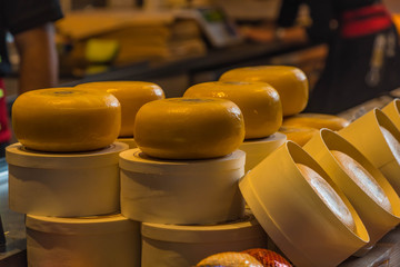 Käselaibe in der Markthalle Rotterdam