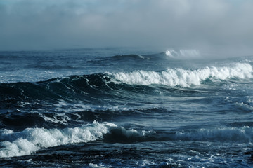Plakaty  Duża burzliwa fala oceanu. Niebieskie tło wody