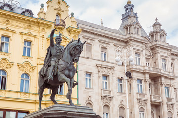 Obraz premium Statue of Ban Jelacic against the buildings on the main city square in Zagreb, Croatia