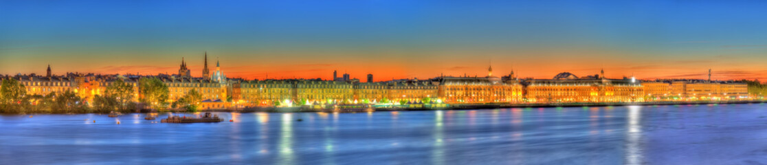 Fototapeta na wymiar Panorama of Bordeaux and the Garonne river - France
