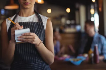 Abwaschbare Fototapete Restaurant Kellnerin nimmt Bestellung im Restaurant auf