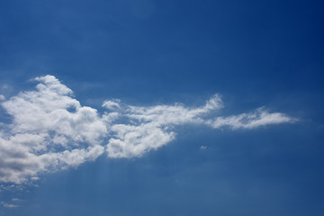 青空と雲（想像・雲のモンスターと子供ら）子育て、親子の前向きなイメージ、空に文字スペース