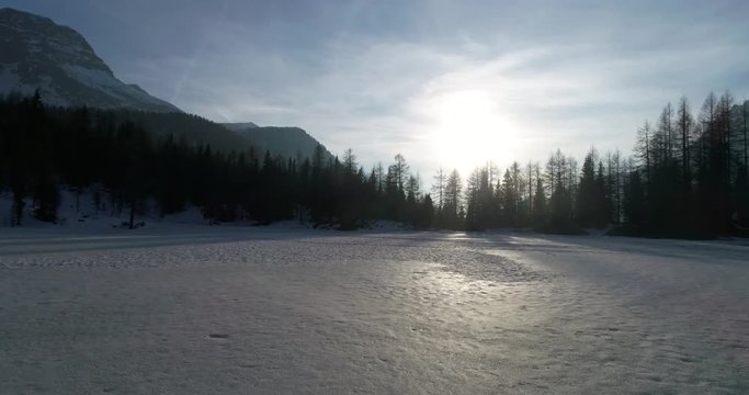 Lago ghiacciato al tramonto