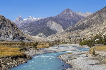 Fotobehang Majestueus landschap en blauwe rivier in de bergen van de Himalaya in Nepal © OlegD