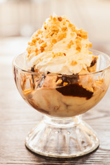peanut butter fudge sundae