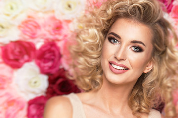 Naklejka premium Beauty happy model girl with flowers