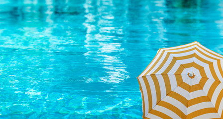  parasol sur piscine 